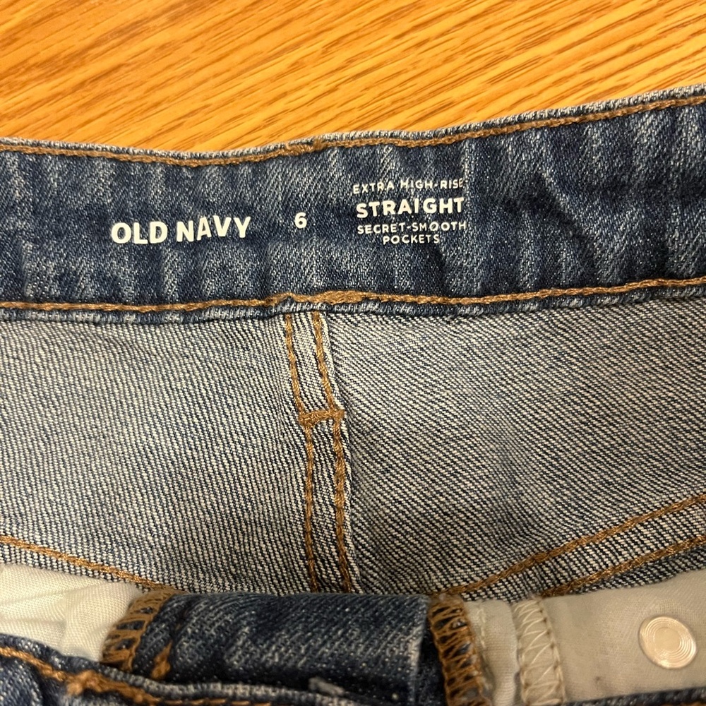 NWT Old Navy Medium Wash Straight Jeans - Picture 4 of 6